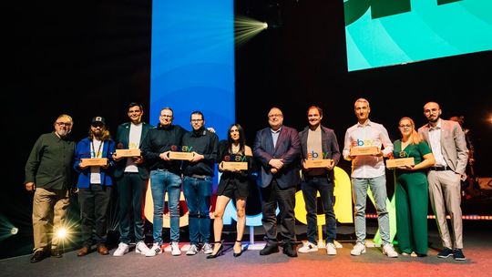 Die Preisträger der eBay Awards 2026 (v. l.): Leon Pawelzik (Briefmarken Pawelzik), Jannik Alfter (Crocus Cards), Patrick Kamps (Re-useShop24), Meroda Rojda Tekin (fashinfouvintage), Bernd Kieskemper (Kieskemper1982), Maximilian Weiss (Ecanis.shop) und Andi und Sophie Strieder (Wonderprint). (Bild:  Patricia Kalisch)