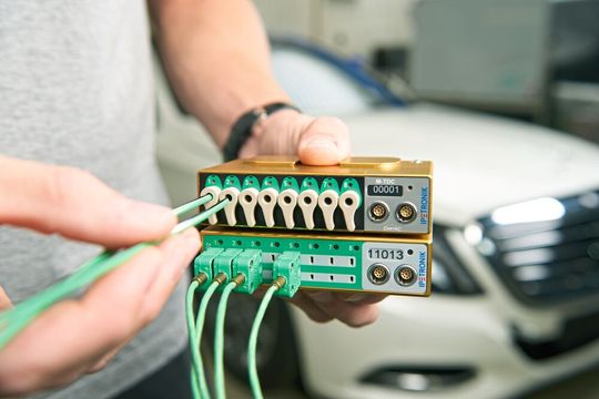Einfach stecken: Das M-TDC 8, die Abkürzung steht für Thermo-Direct-Connect, ermöglicht es, Thermoleitungen direkt, schnell und unkompliziert zu kontaktieren. Einfach stecken: Das M-TDC 8, die Abkürzung steht für Thermo-Direct-Connect, ermöglicht es, Thermoleitungen direkt, schnell und unkompliziert zu kontaktieren.