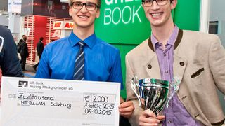 Andreas Huber und Albin Wolfersberger (v. l.) von der HTBLuVA Salzburg wurden mit ihrer Projektarbeit „Entwicklung, Berechnung und Konstruktion einer Besteckeinwickelmaschine“ als Engineering Newcomer 2015 geku¨rt (Bild:Norelem)