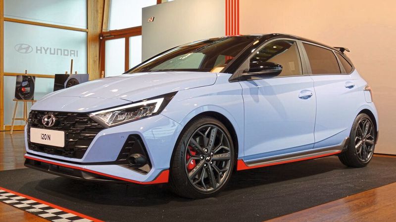Optisch zeichnet sich der Hyundai i20 N von vorne durch vergrößerte Lufteinlässe, einen eigenen Kühlergrill und einen Frontspoiler aus.  (Bild: Wehner/»kfz-betrieb«)