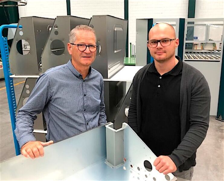 Peter Schweizer (l.), Bereichsleiter Fertigung, und Claudio Wolf (r.), Gruppenleiter Blechverarbeitung, leiten die Serienproduktion bei der Pyropac AG. (Salvagnini)