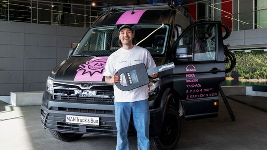 Fahrzeugübergabe in München: Rick Zabel vor seinem MAN TGE mit Campingausbau.(Bild:  MAN Truck & Bus)