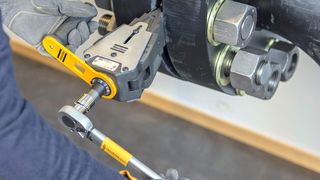 Ein von Hand problemlos aufzubringendes Drehmoment von nur 180 Nm setzt der Flanschspreizer ACMS 08T in eine Spaltkraft von umgerechnet 8 t um. Das hydraulisch angetriebene Schwestermodell ACHS 14T schafft sogar 14 t. Die neuen Spreizer vereinfachen Wartungs- und Reparaturarbeiten an Rohrleitungen mit Festflanschverbindung und machen sie sicherer. (Atlas Copco Tools)