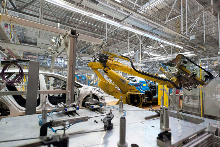Arbeiten, bei denen besondere Präszision nötig ist, übernehmen auch hier Roboter. (Foto: Kia)