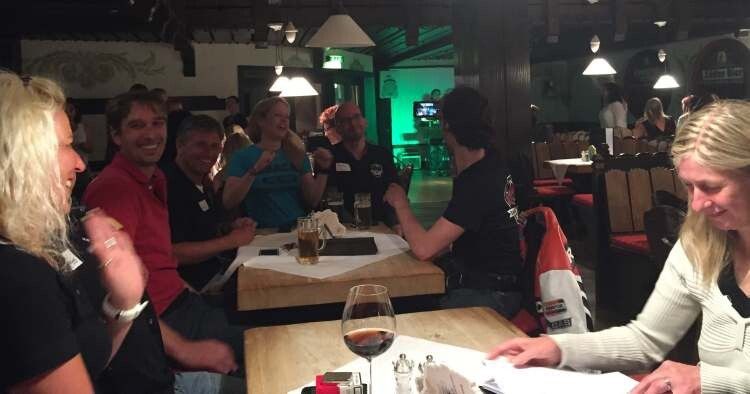 Ein Stern, der deinen Namen trägt - Gemütlicher Ausklang mit Live-Musik und -Tanz an der Hotel-Bar. (Foto: Stephan Maderner)