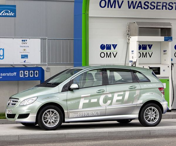 Die B-Klasse F-CELL: in drei Minuten ist sein Tank mit Wasserstoff für 400 km Reichweite gefüllt; für Fahrspaß und -dynamik auf dem Niveau eines 2,0-Liter-Benziners sorgt ein 100 kW starker Elektromotor (Bild: Daimler)