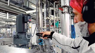 Mischerantrieb: Mirko Haake mit seinem wichtigsten Werkzeug, dem Stethoskop. Anhand der Geräusche kann der SEW-Servicetechniker genau den Zustand eines Antriebs analysieren.  (Bild: SEW)