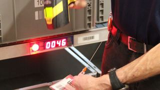 Mit einer Kombination aus Pick by Light und Put to Light sowie speziellen Kommissionierwagen hat der Schweizer B2B Bürobedarfsanbieter iba seine Produktivität im Lager um 30 % erhöht. (Bild: KBS)