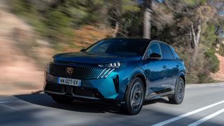 Der Peugeot E-3008 ist das erste Fahrzeug im Stellantis-Konzern, das die  neu entwickelte Architektur STLA Medium nutzt. (Bild: Peugeot)