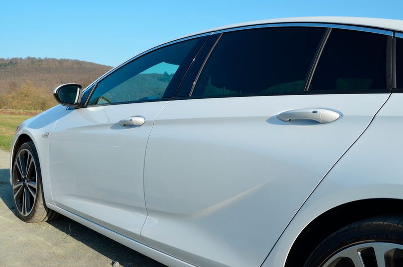 Die markante „Opel-Sichel“ über beide Türen hinweg. (Rehberg / »kfz-betrieb«)
