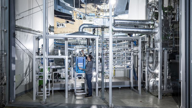 Die NECOC-Versuchsanlage am KIT produziert festen Kohlenstoff aus klimaschädlichem CO2. (Bild:  Markus Breig)