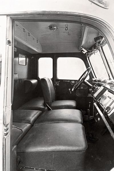 Auch Schlafen war in einigen Modellen möglich. Entweder im sogenannten „Schwalbennest“, einer Schlafnische, die an das Fahrerhaus hinten anschloss oder im etwas längeren Großraumfahrerhaus mit umlegbaren Sitzen, wie auf dem Bild zu sehen. Denn jahrzehntelang war es üblich, im Fernverkehr zu zweit unterwegs zu sein. So konnte man sich am Steuer ablösen, und das händische Be- und Entladen ging schneller. (Bild: MAN)