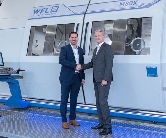Noch bessere Millturn-Maschinen in der Zukunft! Denn WFL Millturn Technologies hat den langjährigen Partner Frai Elektromaschinenbau jetzt ganz zu sich geholt. Von links: Franz Plasonig, CEO von Frai und Norbert Jungreithmayr CEO von WFL beim Handschlag.(Bild:  WFL)