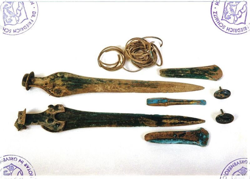 Bronzezeitliche Schwerter, Beile und Armschmuck, angeblich zusammen mit Himmelsscheibe von Nebra gefunden. Zustand vor der Übernahme des Landesmuseums Halle an der Saale. 