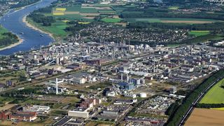 Mit 6973 Mitarbeitern (2015: 6.866) der Chempark-Unternehmen sowie rund 3515 Fremdfirmenmitarbeitern (2015: 3.532) bleibt das Dormagener Werk am Rhein 2016 einer der größten Arbeitgeber in der Region. Mit 501 Auszubildenden ist es auch der größte Ausbildungsbetrieb im Rhein-Kreis Neuss. Das Jahres-Nettoeinkommen aller Beschäftigten entspricht einer Kaufkraft von rund 300 Millionen Euro. (Currenta)