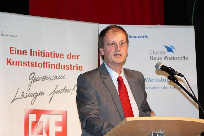 Ralf Lehnhardt von der A.W. Faber-Castell Vertrieb GmbH stellte auf der Veranstaltung die möglichen Oberflächentechnologien für Schreibgeräte vor. (Bild: KNF)