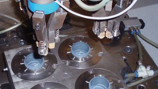 Bei der Bearbeitung von Bohrfutterkappen aus glasfaserverstärktem Polyamid erzielen diamantbeschichtete Wendeschneidplatten eine bis zu fünffach längere Werkzeugstandzeit als herkömmliche Zerspanungswerkzeuge. (Bild: Cemecon)