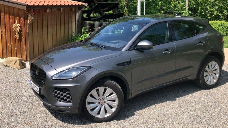 Eine vierstellige Anzahl an E-Pace-Modellen muss hierzulande bei den Service-Partnern vorgefahren werden. (Bild:  »Automobil Industrie«/Jens Scheiner)