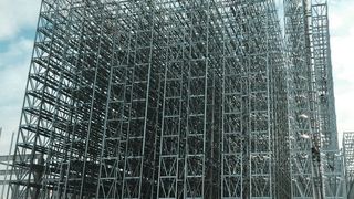 In 196 Tagen errichtet: Hochregallager in dach- und wandtragender Silobauweise mit 13 Gassen und 15 Lagerebenen. (voestalpine)