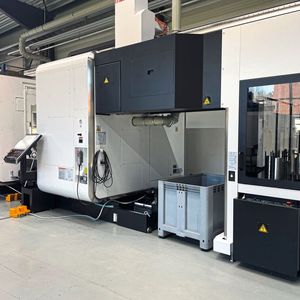 Der Portallader (rechts) wird auch für das Handling von heiklen Teilen eingesetzt.(Bild:  Andrea Jäger)