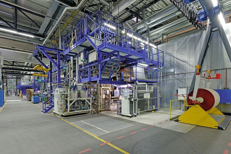 Die Maker 5 gilt als die modernste Schleifmittel-Produk­tions­anlage der Welt. (Siemens)