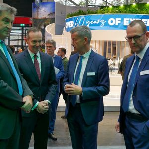 Die erste Station auf der Bauma war für die beiden Politiker der Stand von ZF. Andreas Moser (2. von rechts, Leiter der ZF-Division Nutzfahrzeugtechnik) und Daniel Härter (rechts, Leiter der Off-Highway-Sparte) informieren hier über neue elektrische Antriebe und dynamische Getriebe bei Baufahrzeugen. (Bild:  Sandro Kipar/VCG)