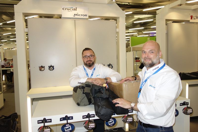 (l.) Andreas Catta und Sascha Müller, Micron, sind mit dem Abbau fertig und ready für die Party. (Bild: IT-BUSINESS)