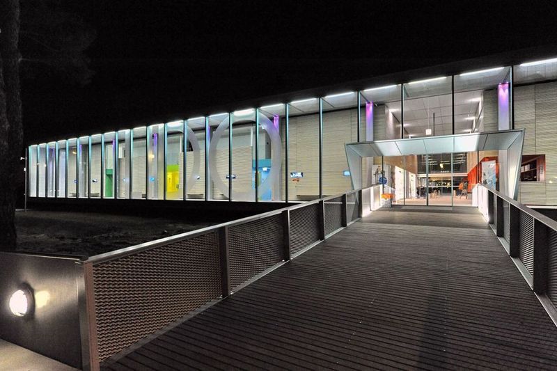 Im Lido di Locarno sorgen Dali-Leuchten für stimmungsvolles Licht. Mit einer Beleuchtungssteuerung lassen sich verschiedene Lichtszenen und Spezialeffekte aktivieren (Archiv: Vogel Business Media)