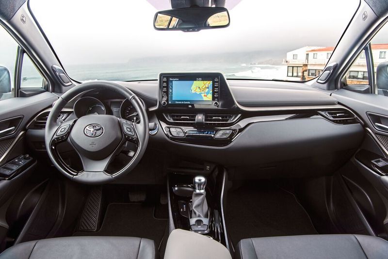 Auf dem Armaturenbrett thront wie gehabt ein acht Zoll großer Touchscreen. (Toyota)