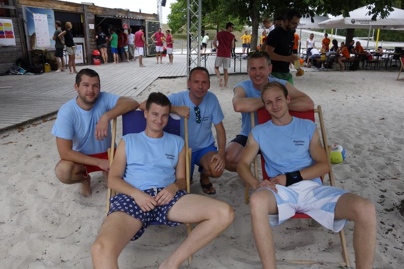 Das Team Engolados Cojones von Ingram Micro entspannte sich hier vor dem nächsten Match: (v. l.) Johann Trautmann, Robert Schuhmacher, Klaus Wagner, Maximilian Rother, Thomas Mack (Vogel IT-Medien GmbH)