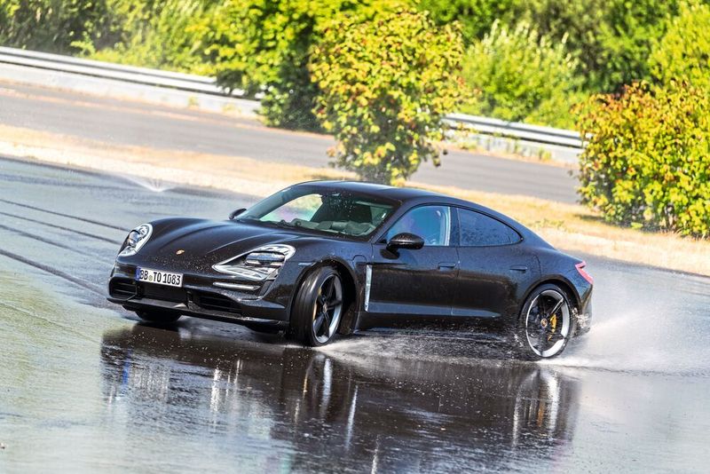 Mit einem Drehmoment von 1.075 Nm sowie einer Leistung von 560 kW/761 PS beim Topmodell dürfte Porsche seiner Zielgruppe gerecht werden. (Porsche)