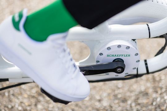 Herz des Free Drive ist der innovative Pedalgenerator von Schaeffler. Er erzeugt beim Treten einen gleichmäßigen Widerstand und liefert die Energie für einen Elektromotor am Hinterrad.(Bild:  Schaeffler)