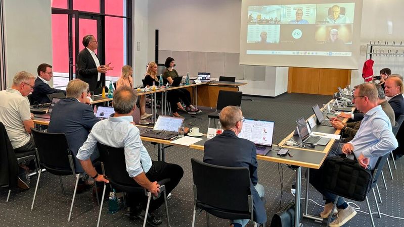 Die hybride Jury-Sitzung fand am 21. Juli in Frankfurt statt. Auch »kfz-betrieb«-Chefredakteur Wolfgang Michel gehört zur Jury.(Bild:  Messe Frankfurt GmbH/ Pietro Sutera)
