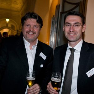 Thomas von Baross von D-Link (li.) mit Joachim Braune von Comstor.