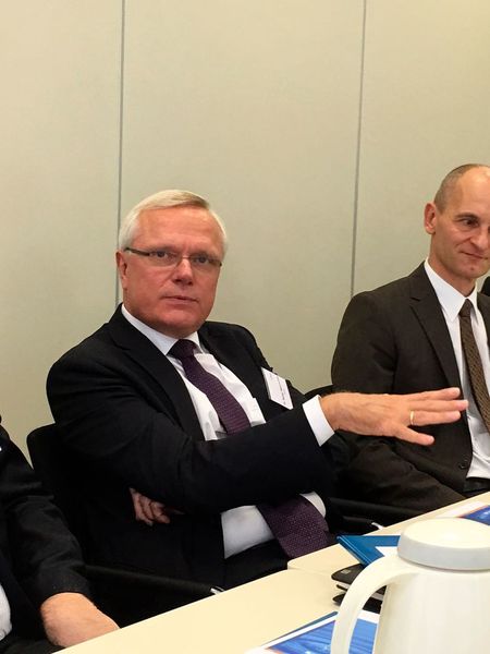 Dr. Rainer Hauenschild, CEO der Siemens Division Energy Solutions und seit März 2015 Vorsitzender der AGAB im VDMA stellt fest, dass  Anlagenbauer schon jetzt mit riesigen Datenmengen arbeiten: „Aber wir stehen im Anlagenbau am Anfang eines fundamentalen Bruchs. Das kann sich kaum jemand wirklich vorstellen. Auch diejenigen, die tief in der Materie drin sind, geben zu, dass sie nur ansatzweise verstehen, wie die Welt in zehn oder 20 Jahren aussehen wird.“ (Bild: PROCESS / Gerd Kielburger)