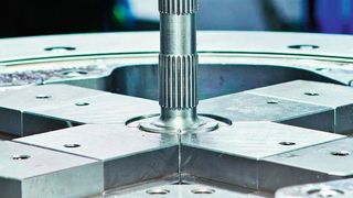 Mit Verfahren der Kaltmassivumformung wie dem Rundkneten lassen sich nicht nur leichtere Bauteile produzieren, sondern auch Energie und Material sparen. (Felss-Gruppe)