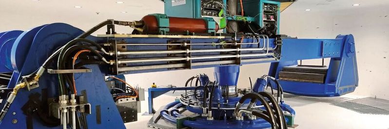 Rund 20 Tonnen schwer und eingehüllt in einen riesigen Betonzylinder, kann die Drehbewegung der Forschungszentrifuge am ETH-Institut für Geotechnik bis auf das 250-fache der Erdanziehungskraft beschleunigt werden.(Bild:  Blexon)