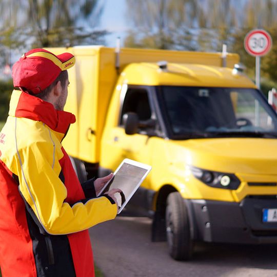 Weil die Deutsche Post am Automarkt kein geeignetes Lieferfahrzeug mit Elektroantrieb gefunden hat, baut sie es kurzer Hand selber. Offenbar gibt es aber einige Probleme mit dem Streetscooter.(Bild:  Deutsche Post)