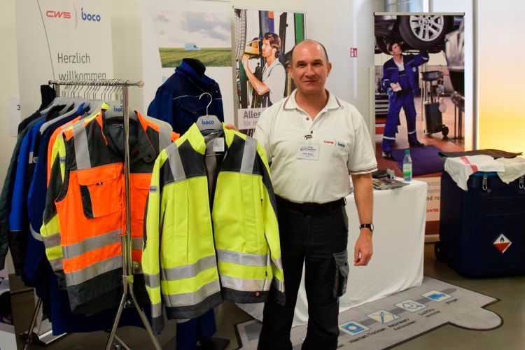 Kratzige Baumwolle war gestern: Heute ist Schutz- und Berufsbekleidung bei CWS Boco auch in modernen Materialien wie Softshell zu haben, wie Peter Ebling demonstrierte. (Rosenow)