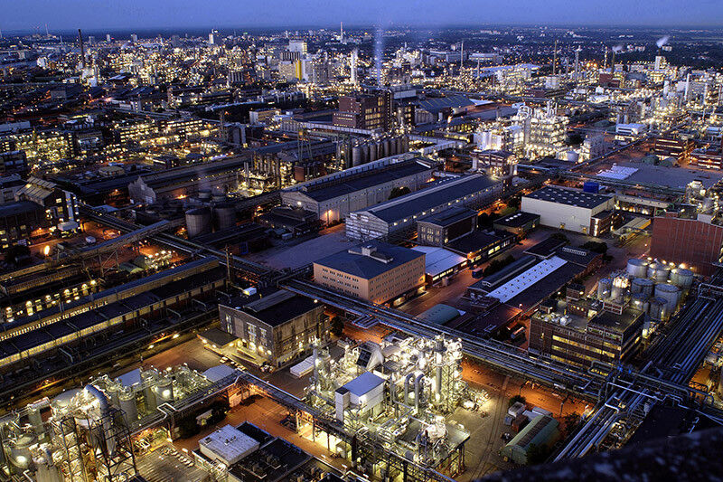 BASF ist das weltweit größte Chemieunternehmen (gemessen am Umsatz und Marktkapitalisierung). Das Bild zeigt das Herz der BASF-Gruppe mit ihrem Stammwerk in Ludwigshafen am Rhein. Mit etwa 250 Produktionsbetrieben, vielen hundert Labors, Technika, Werkstätten und Büros ist es zudem der größte zusammenhängende Chemiekomplex der Welt. BASF erwirtschaftet in 2014 einen Umsatz von 74,33 Milliarden Euro und beschäftigte 113.292 Mitarbeiter weltweit. (BASF)