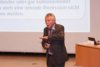 Prof. Dr. Wolfgang Wiegard von der Universität Regensburg mit seinem Vortrag über die Finanzkrise in Europa. (Archiv: Vogel Business Media)