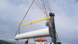 Für den Windenergieanlagen-Hersteller Kenersys wie für den Seehafen Wismar war es eine Premiere: der Umschlag einer kompletten Anlage. (Bild: Seehafen Wismar)