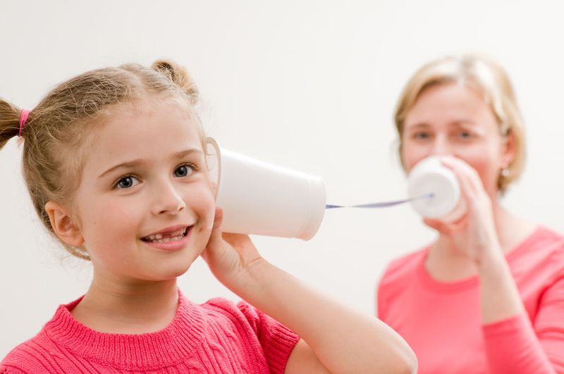 Wem die Lautsprecher des Laptops nicht reichen, der kann sich mit einem Plastik- oder Pappbecher helfen. Diesen einfach der Länge nach aufschneiden und auf die Lautsprecher legen.  (© Gorilla-stock.adobe.com)