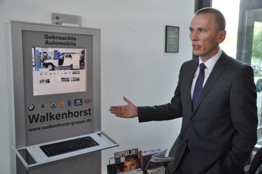 Geschäftsführer Markus Bichowski am Informations-Terminal im Ausstellungsraum. Hier können sich die Kunden über das Fahrzeugangebot des Autohauses informieren. (Richter)