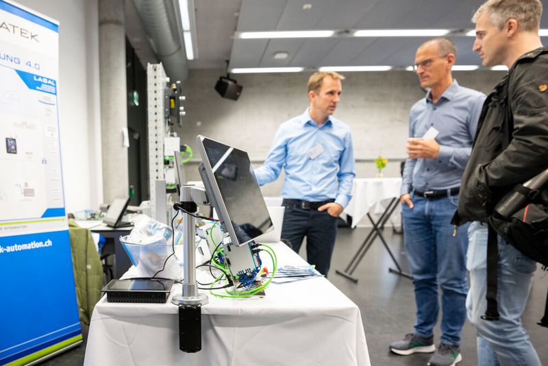 Begleitende Tischausstellung: Unternehmen haben hre Neuheiten, Innovationen und praxisnahe Lösungen für die Herausforderungen der Automatisierung und Digitalisierung in der Industrie präsentiert.  (Bild: Thomas Entzeroth)