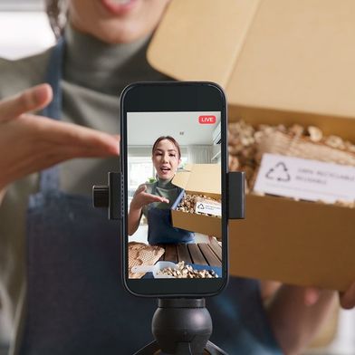 adobestock-661789678-chaytee-social-commerce-999x562v1 (Bild: © ChayTee/stock.adobe.com)