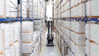 Eine Herausforderung für die Schubmaststapler ist das Handling der unterschiedlich großen Ladungsträger, auf denen zum Teil sperrige Güter transportiert werden. (UniCarriers)