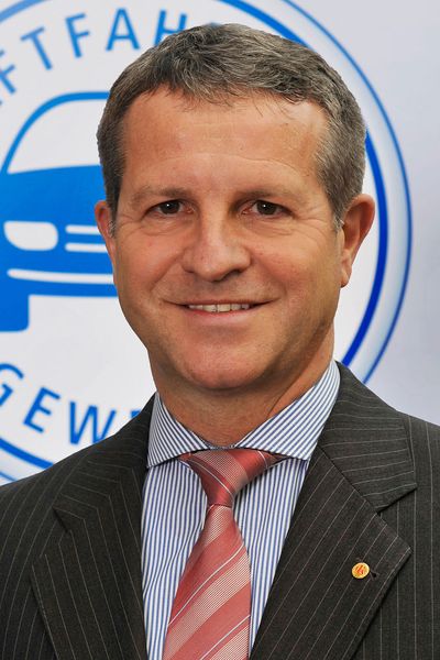 Ihm stehen im Präsidium Thomas Peckruhn, zugleich Sprecher der Fachgruppe Fabrikatsvereinigungen, sowie ... (Pro Motor)