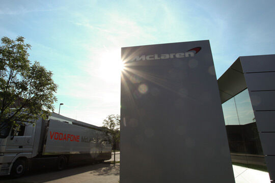 Glänzende Ziele: McLaren will in diesem Jahr weltweit 1.000 Einheiten des MP4-12C verkaufen, davon etwa 500 in Europa. Bis 2015 soll der Absatz des rund 200.000 Euro teuren Sport-Boliden auf bis zu 4.000 Fahrzeuge steigen. (McLaren)