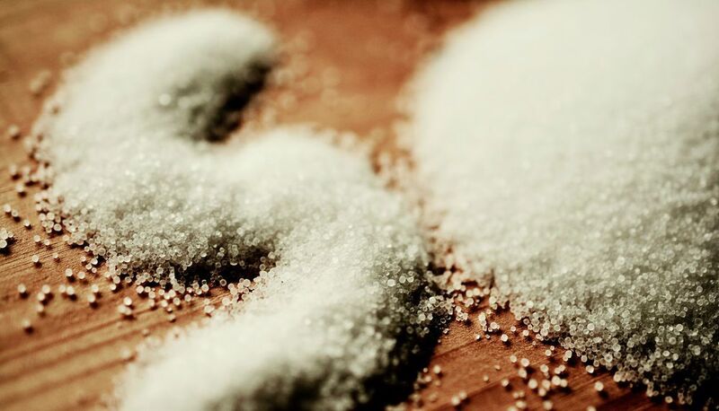 Eine Prise Salz gegen den Durst – Forscher haben die Binsenweisheit, dass man von salzigem Essen mehr trinken muss nun widerlegt.  (gemeinfrei)